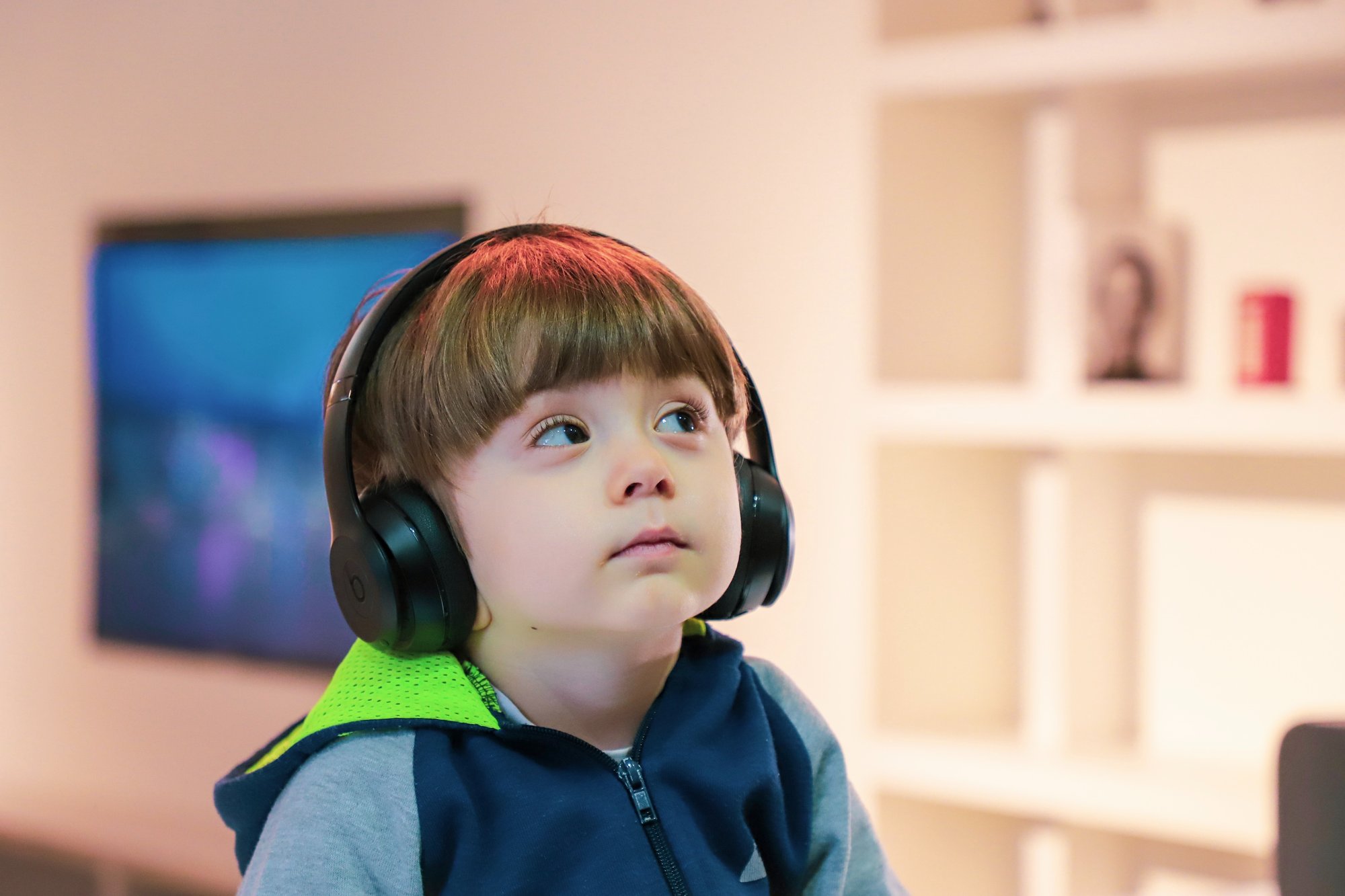 child-listening-to-web-content-with-headphones-photo-by-alireza-attari